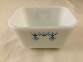 Pyrex 501 B 1 - 1/2 Cup Snowflake Garland Refrigerator Dish Vintage - No Lid