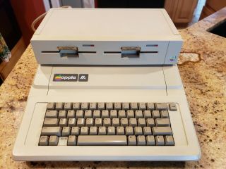 Apple Iie Enhanced Computer A2s2064 W/80 Col 64k Ram Expansion /duo Disk A9m0108