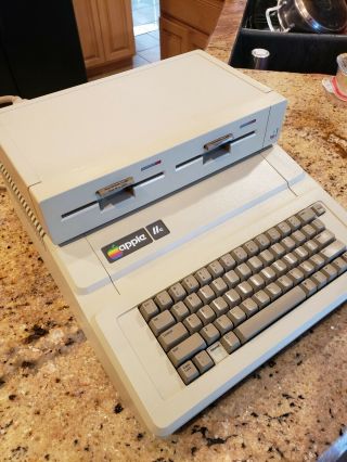Apple IIe Enhanced Computer A2S2064 w/80 COL 64K RAM Expansion /DUO Disk A9M0108 2