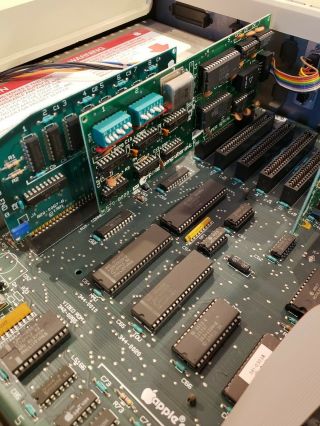 Apple IIe Enhanced Computer A2S2064 w/80 COL 64K RAM Expansion /DUO Disk A9M0108 8
