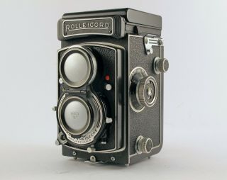 Rolleicord Vb TLR camera with lens shade,  strap,  close - up lens and lens - cap.  Exc 3