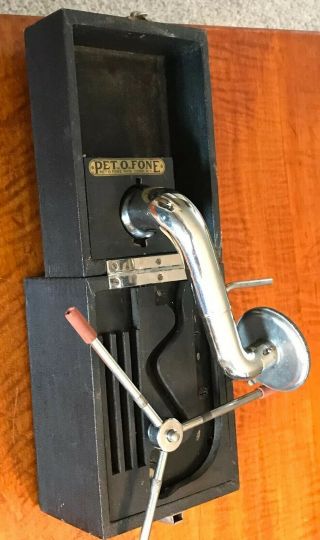 1920 ' s Pet - O - Phone Portable Phonograph Tiny Gramophone Plays Full - Size 78 ' s 6