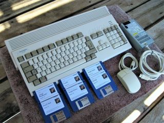 Commodore Amiga 1200 Ntsc With 3.  0 Rom,  2mb Chip Ram,  " Mouse & 117v Ps "