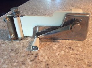 Pre - Owned Vintage Swing A Way White Wall Mount Can Opener