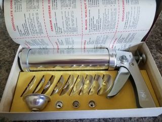Vintage Trigger Quick Wear Ever Cookie Gun and Pastry Decorator With Recipes 2
