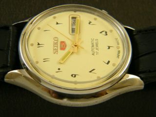 VINTAGE SEIKO 5 AUTOMATIC JAPAN MEN ' S DAY/DATE ARABIC WATCH 296g - a155398 - 2 5