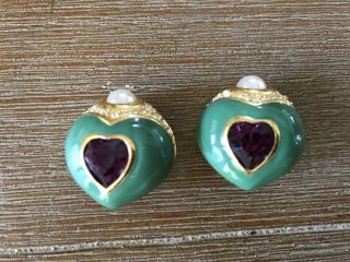 Vtg Joan Rivers Classic Sig.  Style Bold Amethyst And Pearl Enamel Green Clip Ear.