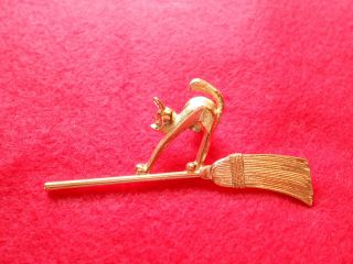 Vintage Avon Cat On Broomstick Pin Goldtone Brooch Halloween Spooked Scaredy Cat