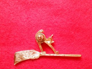 Vintage Avon Cat On Broomstick Pin GoldTone Brooch Halloween Spooked Scaredy Cat 2