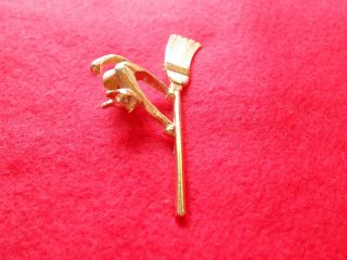 Vintage Avon Cat On Broomstick Pin GoldTone Brooch Halloween Spooked Scaredy Cat 3