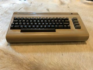 Commodore 64 Computer - C64,  P/S - MOS 6581 - BONUS REF GUIDE - NR 7