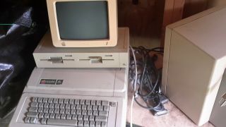 Apple Iie 2e Computer A2s2064.  Duo Disk Drive A9m0108,  2 Monitors G090s & A2m2056
