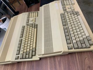 2 x Commodore Amiga 500, 4