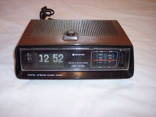 Vintage Sanyo Rm - 5020 Flip Alarm Clock Digital 2 - Band Am/fm Radio With Timer