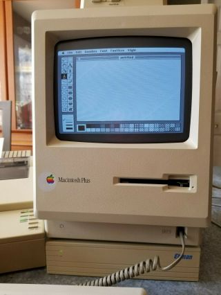 Macintosh Plus Computer: Ensemble with Accessories and Software Ready to Go 3