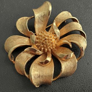 Signed Coro (pegasus) Vintage Brushed Gold Tone Flower Brooch Pin U43