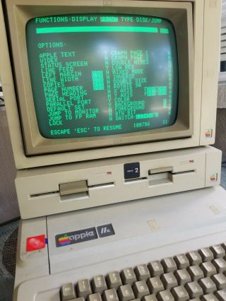 Apple IIE Computer AA11040B Monitor A2M2010 Duodisk A9M0108 c/w Software - 2