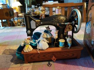 Vintage Enesco " Sew Petite " Deluxe Multi - Action Musical Sewing Machine W/ Mice