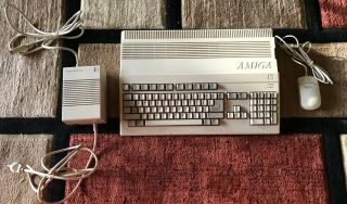 Commodore Amiga A500 Computer w/ mouse & power supply & books 2