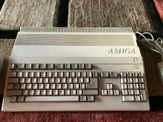 Commodore Amiga A500 Computer w/ mouse & power supply & books 3