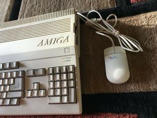 Commodore Amiga A500 Computer w/ mouse & power supply & books 4