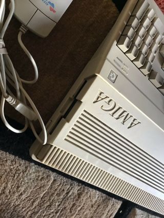 Commodore Amiga A500 Computer w/ mouse & power supply & books 7