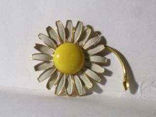 Vintage Signed Weiss Gold - Tone Metal Yellow & White Enamel Flower Pin Brooch