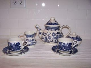 Vintage Churchill Blue Willow Teapot Sugar Creamer W/ 2 Cups And Saucers England