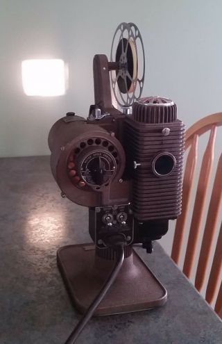 Vintage Revere Deluxe Model 85 8mm Film Projector w/ Case.  Yes it 2