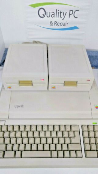Apple Iie Platinum - With Floppys,  Memory Expansion