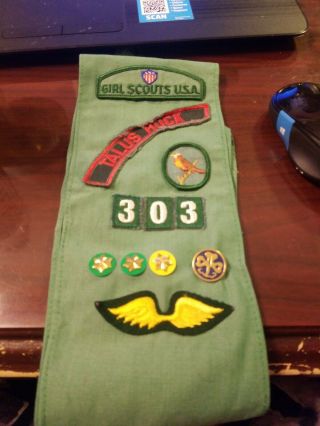Girl Scout Vintage Sash With Merit Badges.  About 20 Total Patches Talus Rock 303