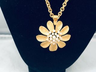 Vtg.  Crown Trifari Faux Pearl & Gold Tone Flower Chain Necklace