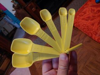 Vintage Tupperware Measuring Spoons Yellow Set Of 6 With Ring 70s Kitchen Tsp Tb