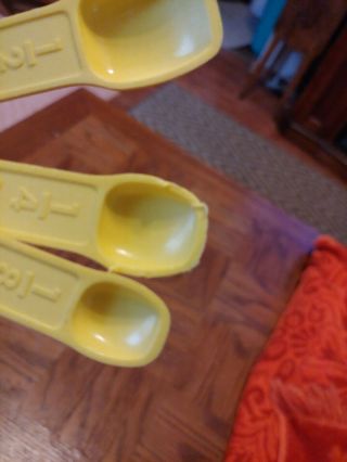 Vintage Tupperware Measuring Spoons Yellow Set of 6 with Ring 70s kitchen tsp tb 4