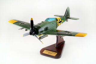 Toys & Models Co.  Vintage1/24 Scale Model Fock Wulf 190 - W German Fighter. )