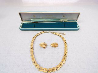 Vintage Trifari Gold Tone Necklace & Matching Clip On Earrings