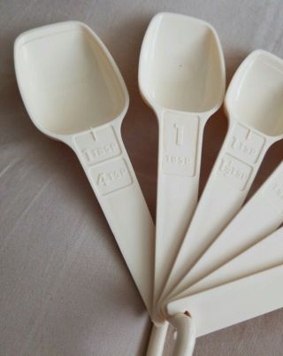 Vintage Retro TUPPERWARE 7 pc Measuring Spoons Set Ivory/Cream/White Very Good 2