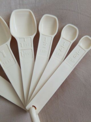 Vintage Retro TUPPERWARE 7 pc Measuring Spoons Set Ivory/Cream/White Very Good 3