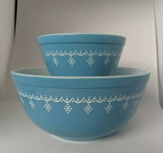Set Of 2 Vintage Pyrex Snowflake Garland Mixing Bowls Blue White 401 403
