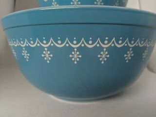 Set of 2 Vintage Pyrex Snowflake Garland Mixing Bowls Blue White 401 403 2