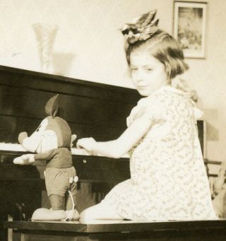 VINTAGE 1937 B/W PHOTO OF A YOUNG GIRL & HER MICKEY MOUSE DOLL PLAYING THE PIANO 2