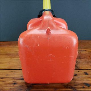 Vintage CHILTON 1 GALLON VENTED GAS CAN w/ spout MADE IN USA MODEL PG3 3