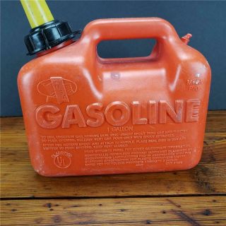 Vintage CHILTON 1 GALLON VENTED GAS CAN w/ spout MADE IN USA MODEL PG3 4