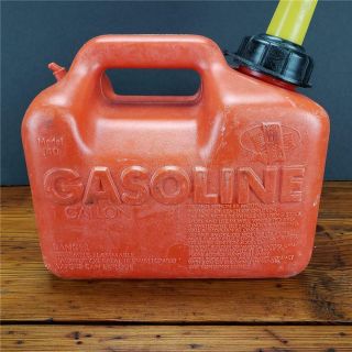 Vintage CHILTON 1 GALLON VENTED GAS CAN w/ spout MADE IN USA MODEL PG3 5