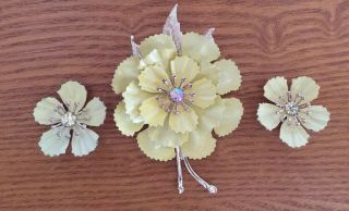 Big Vintage Yellow Enamel Metal Flower Brooch & Matching Clip On Earrings Coro