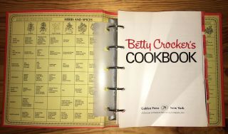 Vintage Betty Crocker ' s Cookbook 5 Ring Binder Red Pie Cover 1969 1st Printing 5