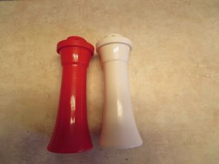 VINTAGE TUPPERWARE RED AND WHITE HOURGLASS SET SALT PEPPER SHAKERS CAMPING 4 