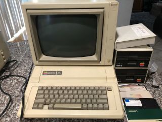 Apple Iie Computer Aa11040b Monitor A2m2010 W/ 2 Drives And Software.