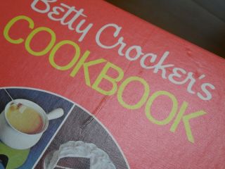 Vintage Betty Crocker ' s Cookbook 5 Ring Binder Red Pie Cover 1969 1st Printing 2