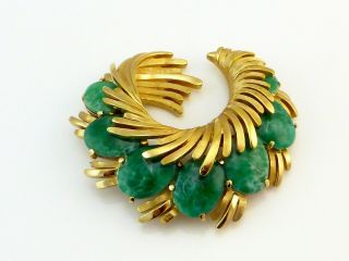 Vintage Crown Trifari Emerald - Green Peking Cabochon Glass Gold Brooch